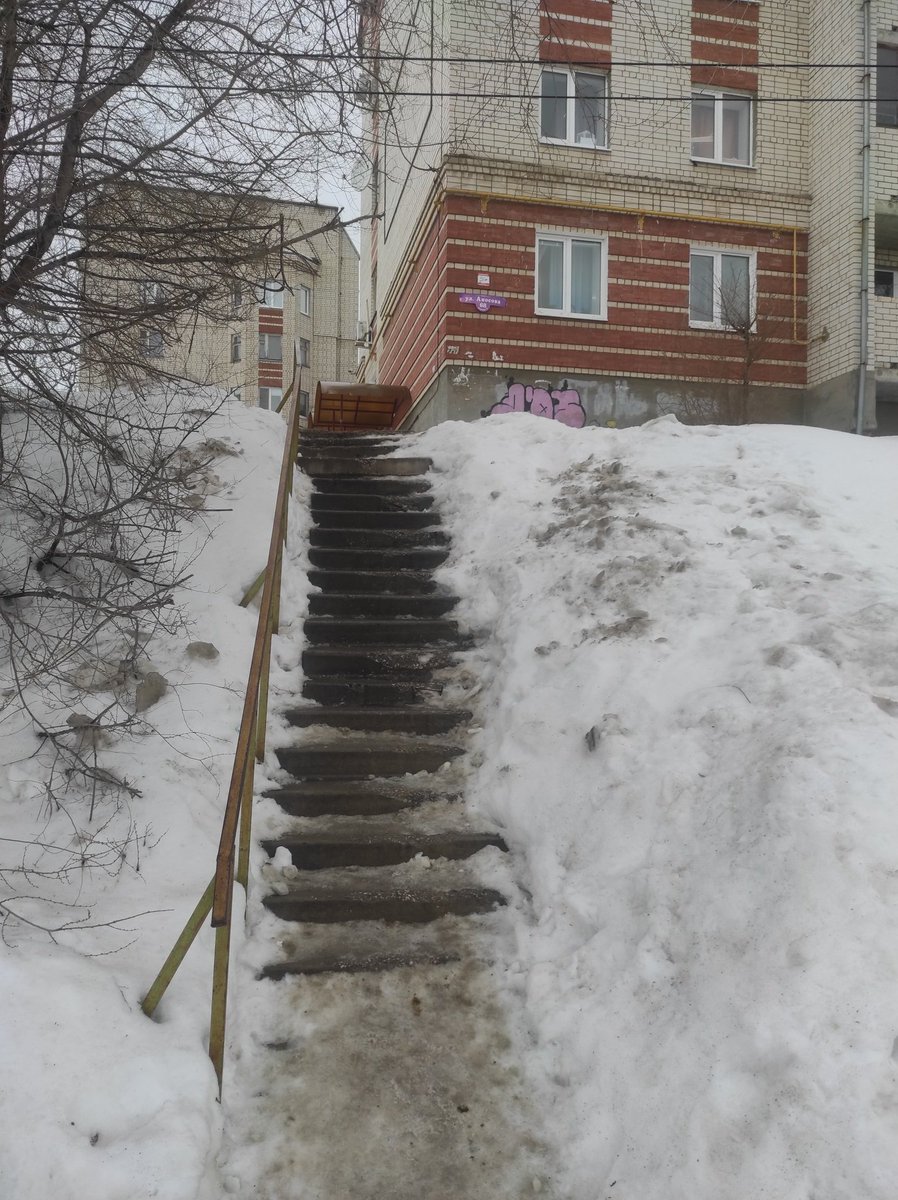 Aleksej97AT's tweet photo. Город Октябрьск Самарская область. Лестница во дворе дома Аносова 68 корп.2 сколько раз с неё падали люди и в этом доме проживает мер города Александра Гожая, также зимой её никто не чистит люди буквально скатываются с лестницы на проезжую часть прошу принять меры !!! https://t.co/t8jfpFqRuD