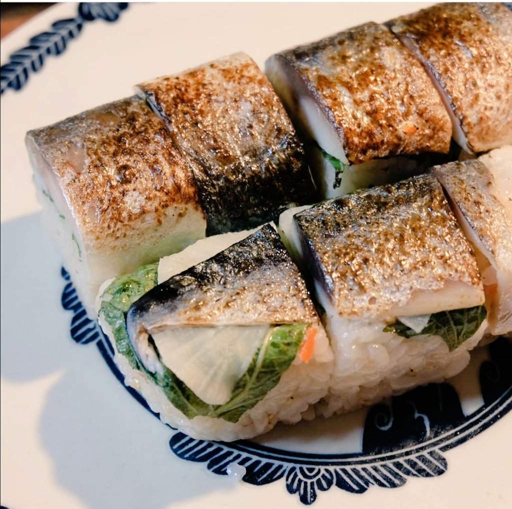鯖寿司とプレート皿/酢鯖を炙って焼き鯖寿司にします。 ご飯は人参と胡麻と大麦を沢山混ぜています🍣