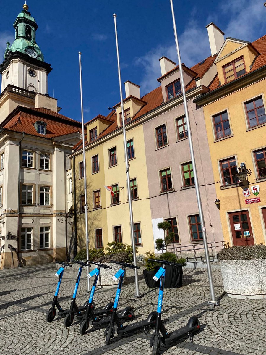 👉 Pierwsze hulajnogi elektryczne już w Jeleniej Górze. 

To nie jedyne hulajnogi, które pojawią się w mieście, ponieważ druga firma chce wystawić kolejne już na początku wiosny. 🌷

Wypożyczenie będzie możliwe dzięki aplikacji ściągniętej na telefon. 📲