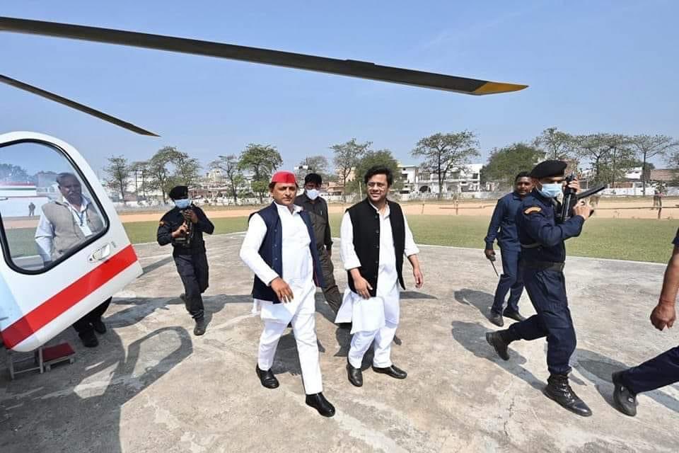राष्ट्रीय अध्यक्ष श्री @yadavakhilesh जी के साथ हेलीकॉप्टर से अपना शेर  @yasarshah_SP  बहराइच में.  @dralvirashah