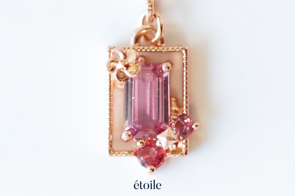 미리내 : 꽃 1번

14k 로즈골드

크기 : 10 x 6.2mm
사용 보석 : 사파이어(5x3mm, 2mm, 1.5mm)

가격 : 220,000원