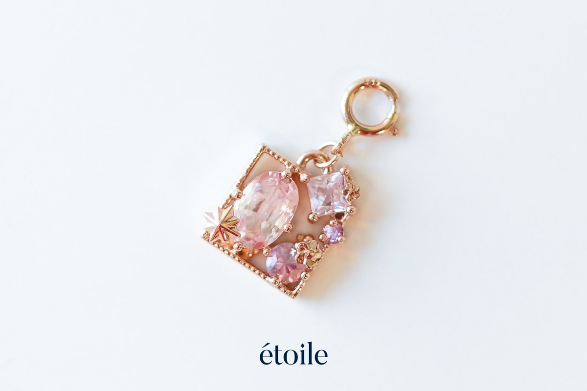 미리내 : 꽃 2번

14k 로즈골드

크기 : 10.3 x 9mm

사용 보석 : 사파이어(6x4mm, 3mm, 3mm, 1.5mm)

가격 : 390,000원