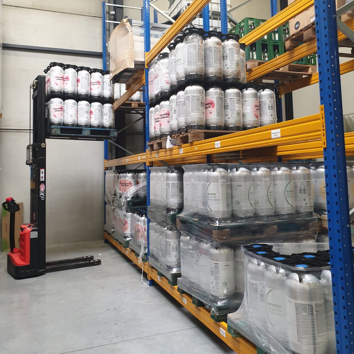 KeyKeg's tweet photo. 🍸Moscow Mules, Strawberry Daiquiris, Raspberry Mojitos and more. 20 L KeyKeg bar-quality cocktails on tap from #dorst_official. Consistent liquid refreshment, perfect every time. 🍹 #KeyKeg #CocktailsOnTap #Beverage #Kegs #Packaging https://t.co/tswXjx4pZ2
