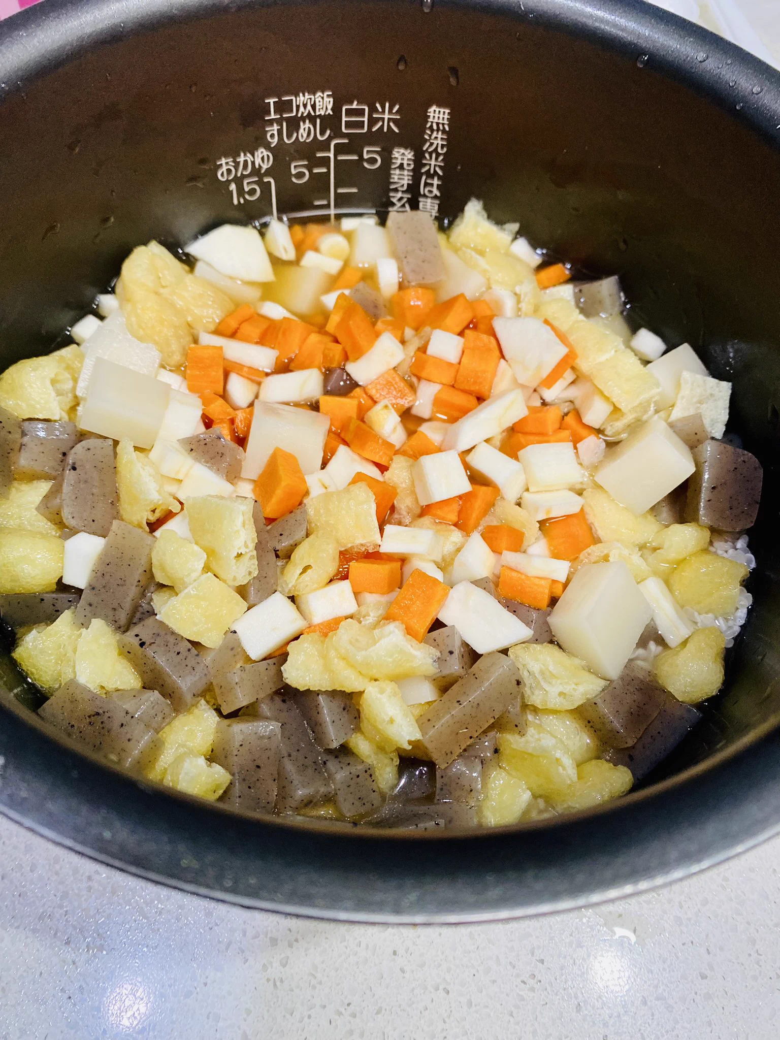 餅の残りがあったので、こちら試しました。ホントにおこわ‼️3合炊いて切り餅2個入れた。肉入れずに油揚げ、人参、こんにゃく、Parsnip。美味しかった。
Persnipは筍っぽくなるかなと思って入れたけどシャキシャキ、というよりホクホクになった😳
#海外料理  
