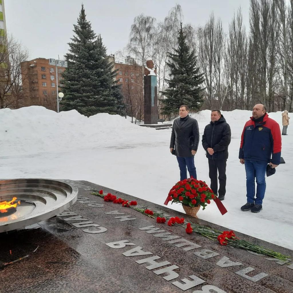 Возложение цветов у Вечного огня это почесть подвигов предков, память о них. В День защитника Отечества семьей отправились на возложение в Парк Победы.