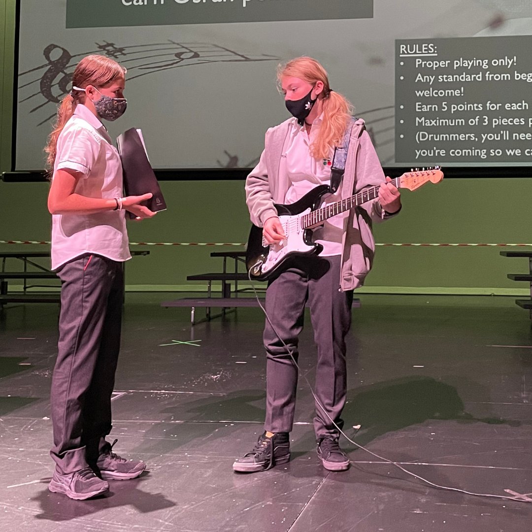 RISabudhabiGC's tweet photo. We had a great time kicking off Tuneful Tuesday yesterday! 🎶 Listening to some amazing music and taking part in the Osrah competition? Yes please! We can't wait to tune in next week 🤩

#BeyondRaha #RahaMusic #ProudlyTaaleem🍎 https://t.co/ZSUANYCRy6