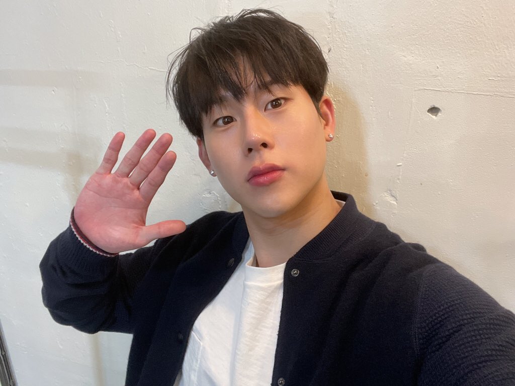 MX_WH_FCFR's tweet photo. 220222 MX Talk Tok

[MONSTAX_JH]

* photo

Cool ㅠㅠ je rentre à la maison après le travail ! ❤️

* 3 photos

#JOOHONEY #주헌
#Winnie https://t.co/ZTh0WHrnqn