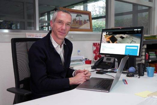 UnivAngers's tweet photo. [#UArecherche] Maître de conférences (HDR) en pharmacologie au département Pharmacie de la @FacSante_Angers, Nicolas Clere est à la tête du pôle doctoral d’Angers depuis le 1er janvier 2022. 
Il détaille ses projets et ambitions ▶️https://t.co/s9F2RZEHMt https://t.co/JQLXaTTNus