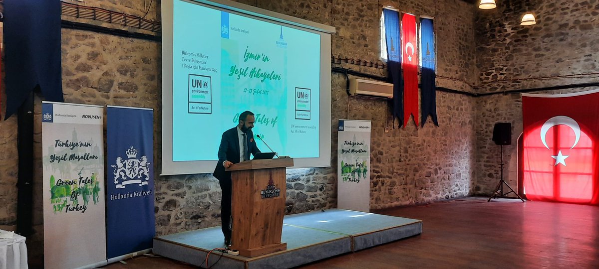 Hollanda Ankara Büyükelçi Yardımcısı Sn. <a href="/erikwest73/">Erik Weststrate 🇳🇱🇪🇺</a> Izmir’in Yeşil Hikayeleri etkinliğinde açılış konuşmasını gerçekleştiriyor. 
<a href="/izmirbld/">İzmir Büyükşehir Belediyesi</a> <a href="/MdeKwaasteniet/">Marjanne de Kwaasteniet</a> <a href="/SoleilGhafouri/">Soleiman Ghafouri</a> <a href="/akillisehirenst/">akıllışehirler</a>
#surdurulebilirlik #iklimdegisikligi  #akillisehirler