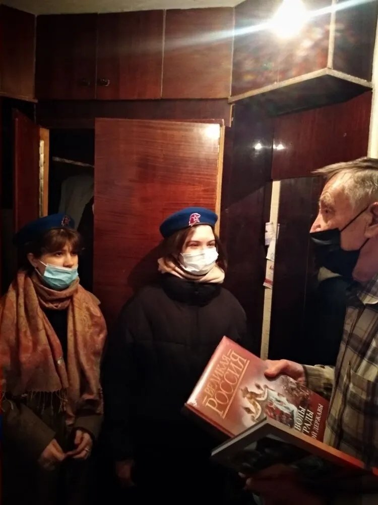 В рамках Всероссийской акции, посвященной Дню защитника Отечества "Поздравь ветерана", члены юнармейского отряда поздравили ветерана- блокадника,активиста самарской городской общественной организации "Жители блокадного Ленинграда" - Марчика Эдуарда Брониславовича с праздником.