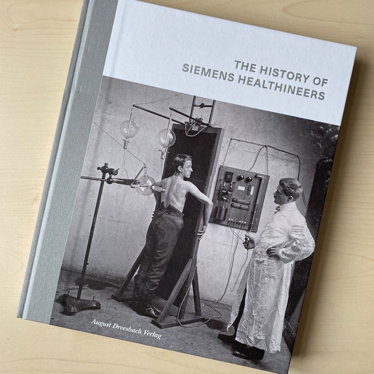 bernd_montag's tweet photo. This time I have a very special book recommendation (in 🇬🇧+🇩🇪): the company #history of @SiemensHealth. Our Historical Institute traces our success story, which began in the 19th century: an exciting time travel through the history of medical #technology. https://t.co/jcjrDJP2Fh https://t.co/yR0vlG6usA