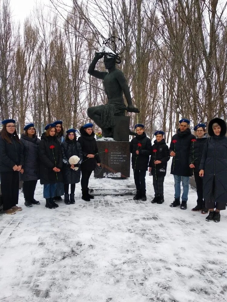 Юнармейский отряд "Наследники Победы" провел уборку и расчистил снег у памятника жертвам политических репрессий 1930-1940 годов ХХ века, а также возложил к нему цветы.