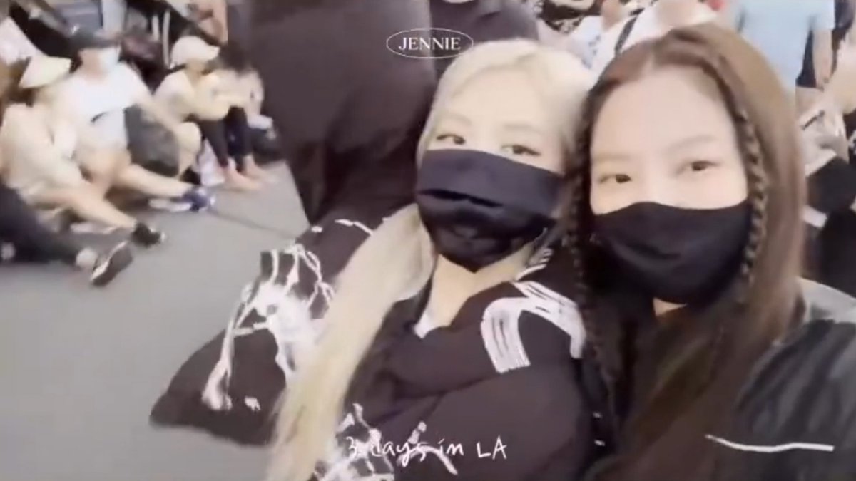 cyanblink's tweet photo. Jennie and Rosé in LA 🖤 @blackpink https://t.co/F4yzpgq3FM