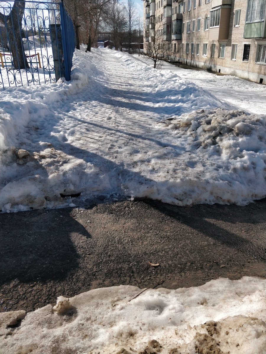 aritter_77's tweet photo. Прошу произвести расчистку пешеходной дорожки вдоль ограждения дошкольного блока гимназии ул.Тульская д.23 от снежной каши. @Tularegion71 https://t.co/aNBXu6VAc1