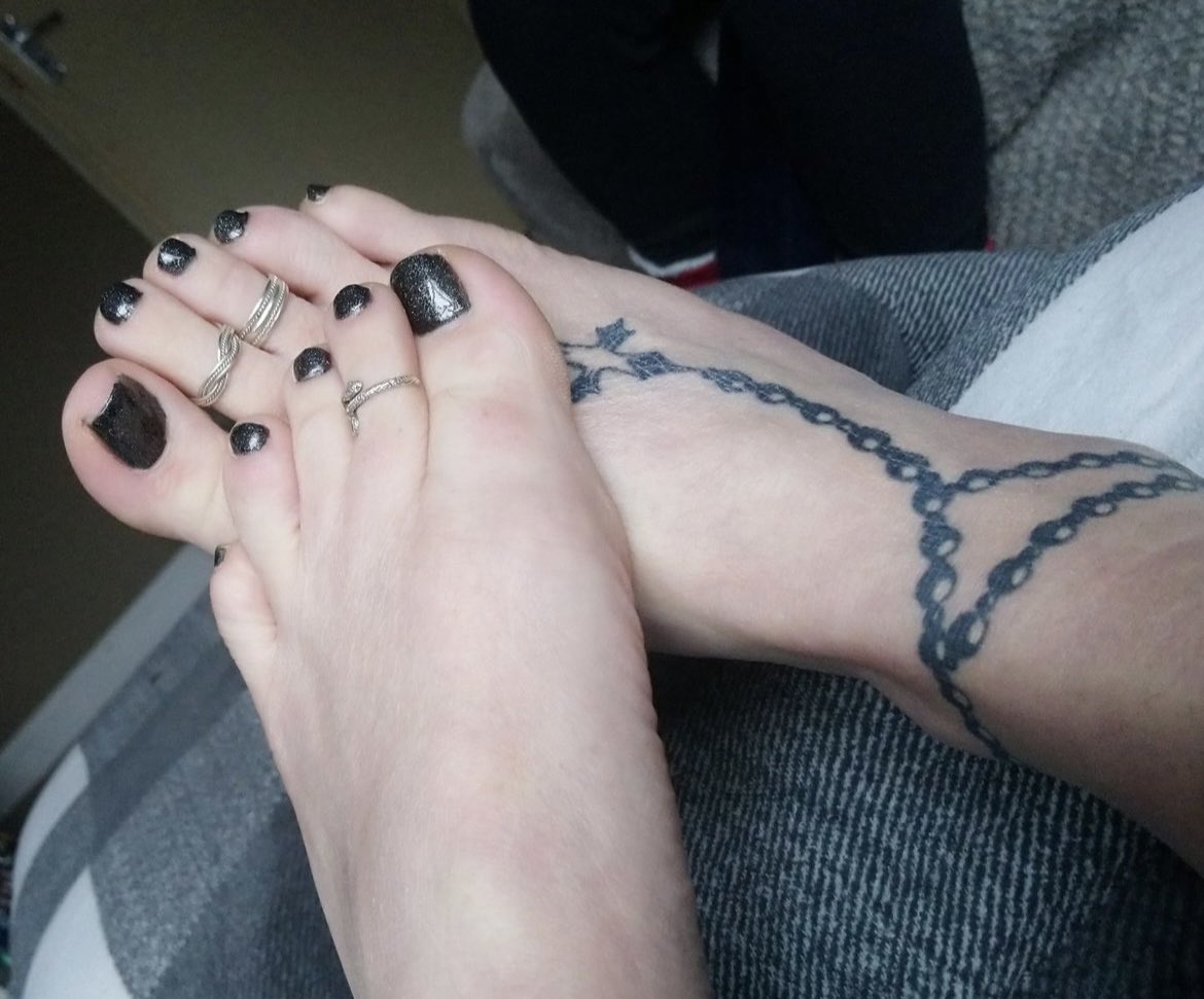 Feet tattoos are sexy 😉 ! M will be coming to our party 🎉.. just over a week to go. 2 more days until the ticket sales close ! 
BossyPaw.co.uk