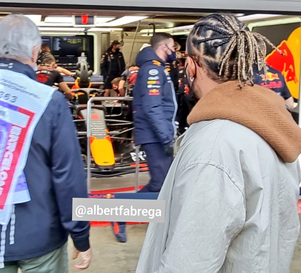 AlbertFabrega's tweet photo. Esta foto dice todo. Hamilton mirando el RB18 en el garage de Red Bull.

No comments needed on this picture. Hamilton at Red Bull garage. 
#F1Testing https://t.co/Uv2Sf5jKPf