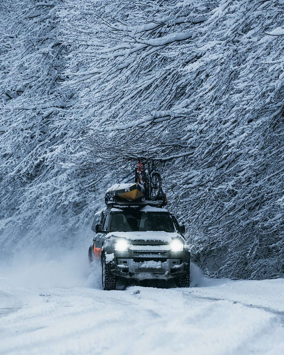 LandRover_TR's tweet image. En zorlu maceraları unutulmaz hikayelere dönüştürür. #LandRoverDefender #TeamDefender #Macerasever