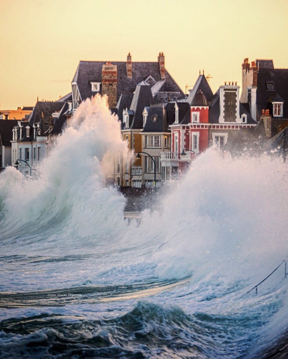 🌊 L’écume du jour 😉
#MagnifiqueBretagne #SaintMalo 

©️Ludovic Lagadec