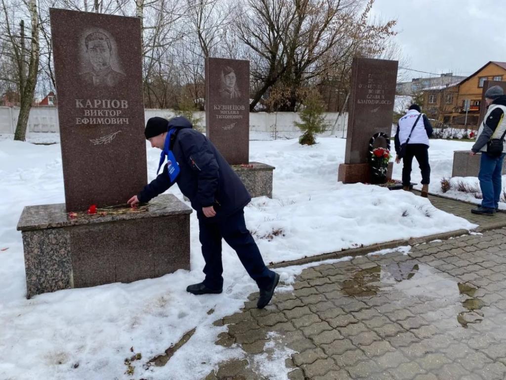 В рамках реализации партийного проекта «Историческая память» в День защитника Отечества активисты «Молодой Гвардии Единой России» совместно с «Волонтерами Победы» отдали дань памяти и уважения павшим воинам. 
#ЕРЕгорьевск #МойЗащитник #ЕР50 #ЕРпоздравляет #МГЕРЕгорьевск