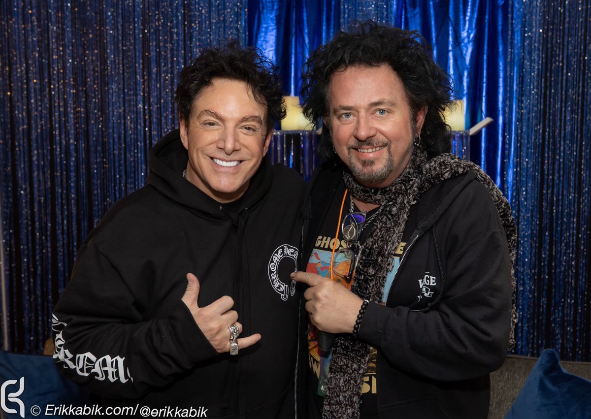 NealSchonMusic's tweet photo. Luke and I what a blast ! It’s going to be a great tour and for opening night on a Tuesday the date 2-22-22 👁it looked sold out probably about 10,500 get your tickets while you can we are flying 🤟🏽 @aegpresents @JourneyOfficial @toto99com @NealSchonMusic @SteveLukather https://t.co/ufMpyfeYGA