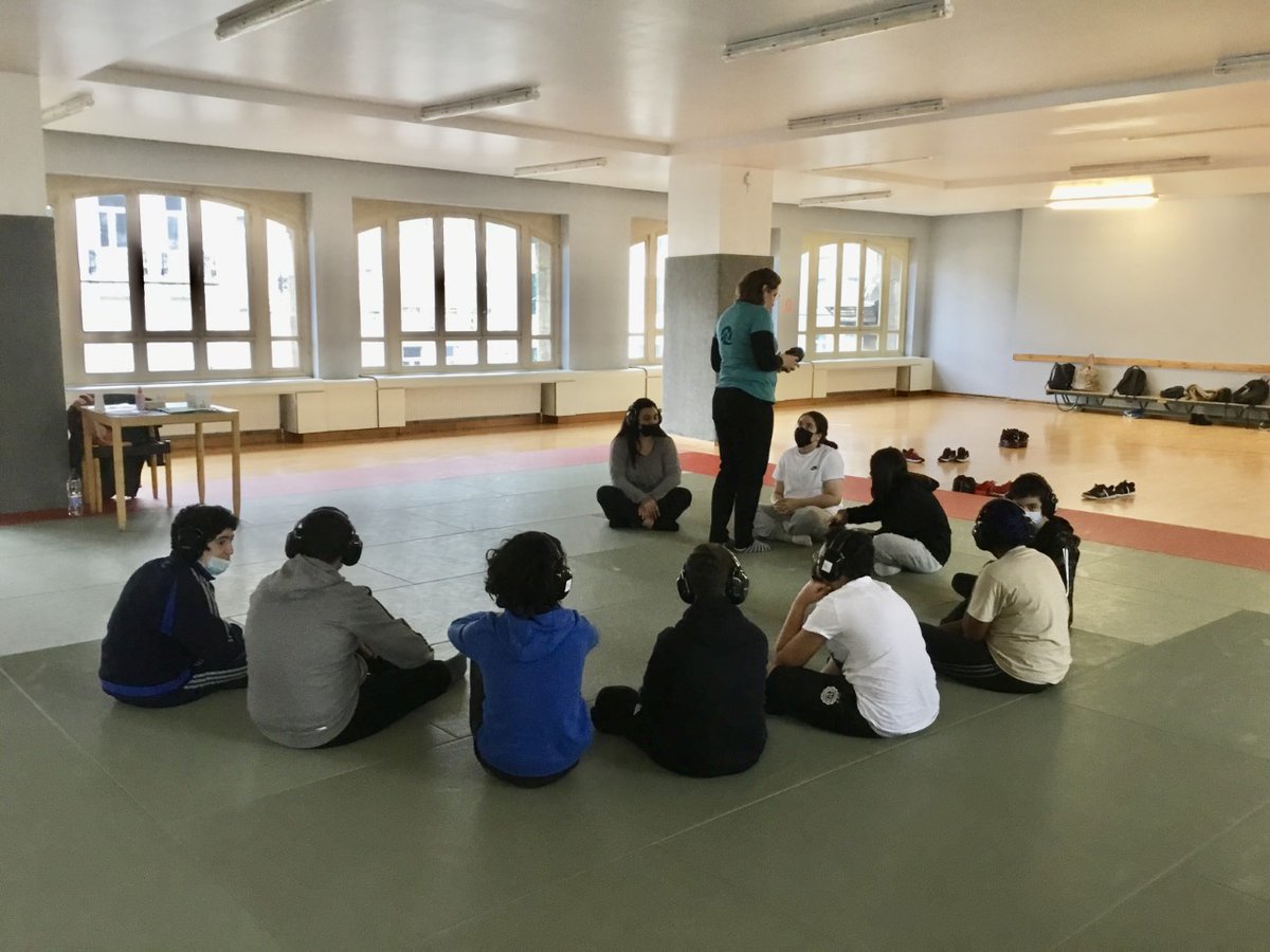 Hier Marie, Zeliha et Justine ont sensibilisé des classes de première et seconde sur l'audition et la langue des signes.
Si vous souhaitez une sensibilisation de notre part, dans votre entreprise, votre école,... n'hésitez pas à envoyer un mail à education.permanente@apedaf.be