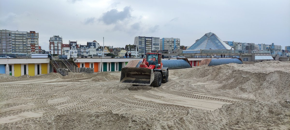 GroupeLOXAM's tweet photo. [#Enduropale2022] Loxam TP, le spécialiste des matériels lourds et de la déconstruction est présent sur la plage du #Touquet pour la réalisation du circuit de l’Enduropale du 25 au 27.02.👉4 semaines de préparation des plages + 2 semaines de remise en état, pour nos chargeuses ! https://t.co/dSDs90ChGJ