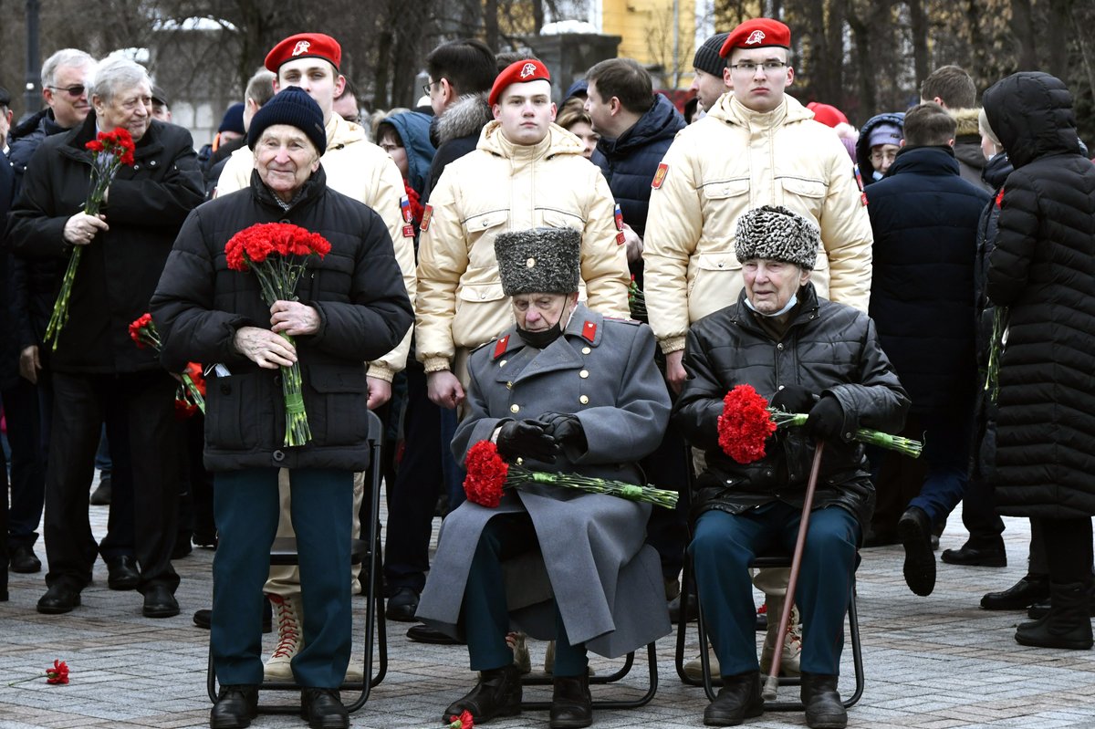 ZstoTver's tweet photo. 23 февраля в Твери прошли торжественные мероприятия, посвященные Дню защитника Отечества. В память о погибших защитниках Отечества были возложены цветы к стеле «Город воинской славы», к подножию Обелиска Победы, к памятнику воинам-интернационалистам https://t.co/Ljp0SrtwhH