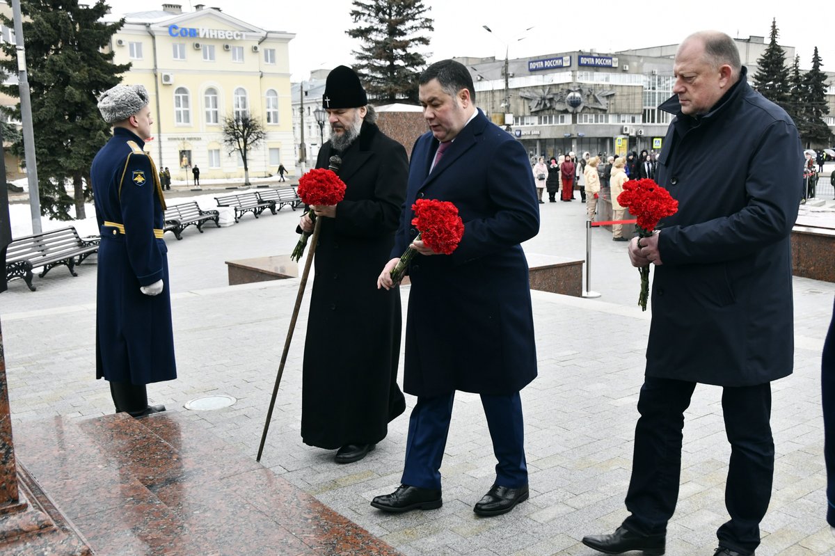 ZstoTver's tweet photo. 23 февраля в Твери прошли торжественные мероприятия, посвященные Дню защитника Отечества. В память о погибших защитниках Отечества были возложены цветы к стеле «Город воинской славы», к подножию Обелиска Победы, к памятнику воинам-интернационалистам https://t.co/Ljp0SrtwhH