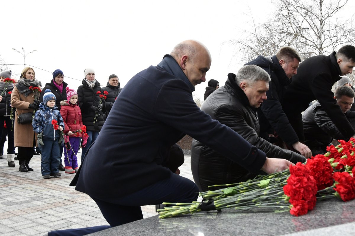 23 февраля в Твери прошли торжественные мероприятия, посвященные Дню защитника Отечества. В память о погибших защитниках Отечества были возложены цветы к стеле «Город воинской славы», к подножию Обелиска Победы, к памятнику воинам-интернационалистам