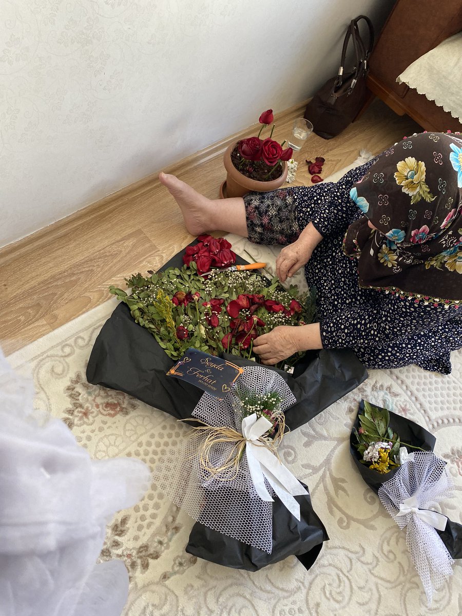 Nöbetten çıktım geldim ne göreyim babannem isteme çiçeğimi reçel yapıyo