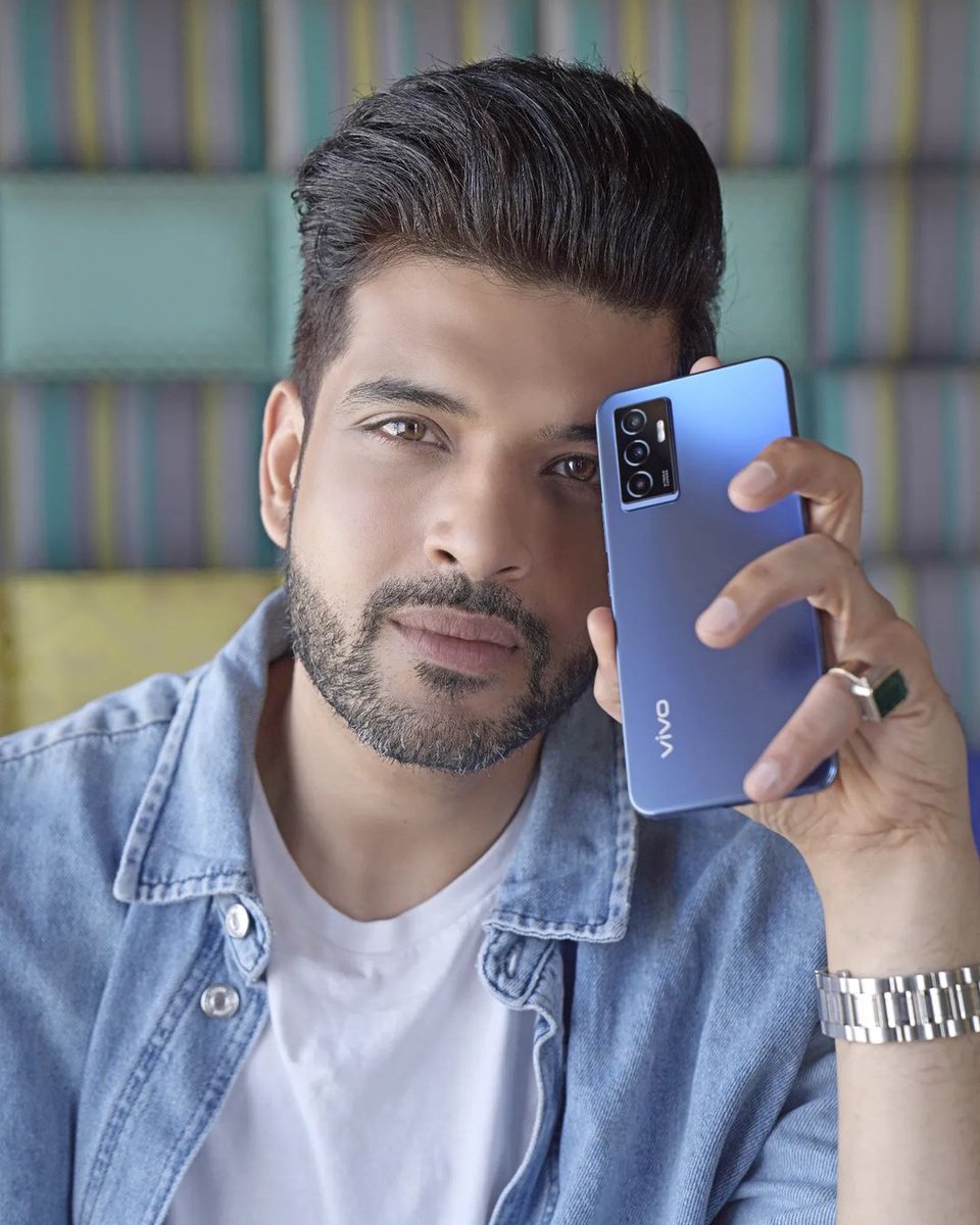 vivo_mumbai's tweet photo. #vivoV23e in Midnight Blue – What a stunning phone! @kkundrra’s eyes are on @tejasswiprakash and the phone! 

No matter the distance, motion or lighting conditions, the 44MP Eye Auto Focus ensures that the focus is on you. 

To know more, https://t.co/XmGJNUYXML https://t.co/ZsWO5AuHTe