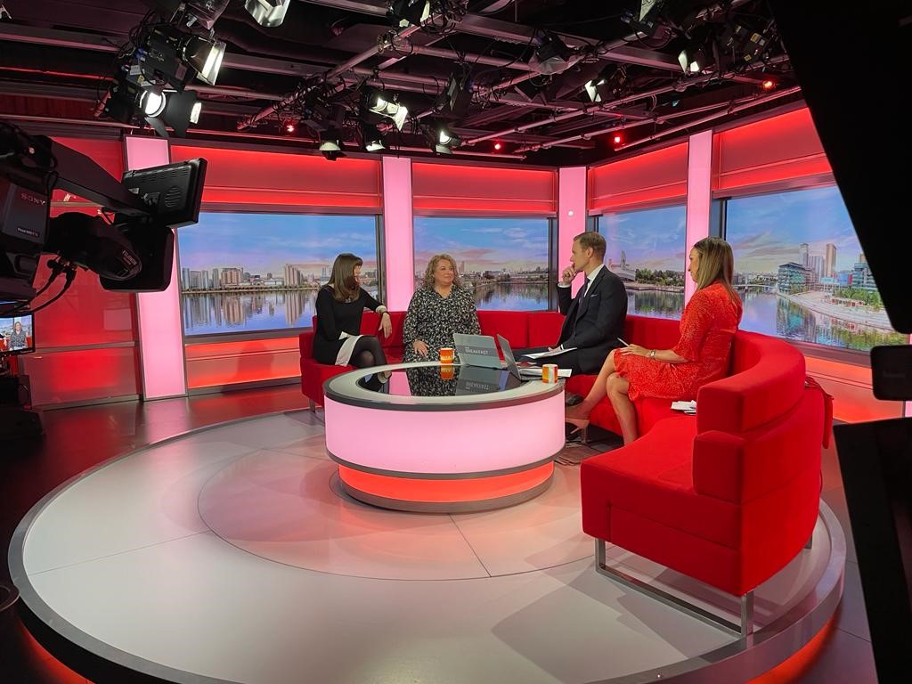 Roy_Castle_Lung's tweet photo. Fantastic to see Cathy Brokenshire and Mandee Lucas on @BBCBreakfast this morning, sharing their experiences and raising vital awareness of lung cancer. #ThePowerofJames @JBrokenshire @mrdanwalker https://t.co/gS8LC0zBch