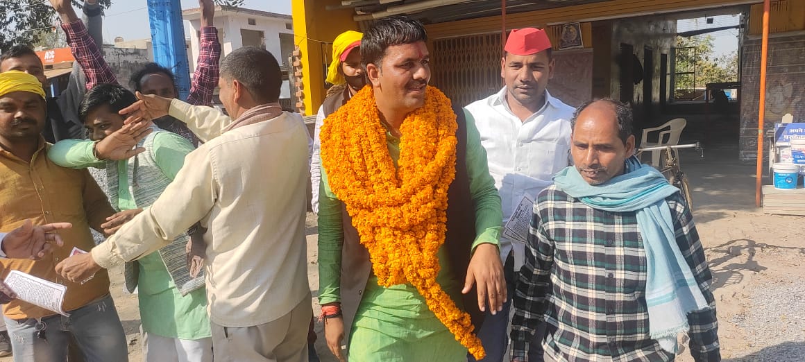 reetesh_bhole's tweet photo. 380 विधानसभा_मुगलसराय
मुगलसराय विधान सभा मे समाजवादी पार्टी द्वारा अधिकृत प्रत्याशी  श्री चंद्रशेखर यादव जी के 
डोर टु डोर प्रचार करते हुए
 अखिलेश आ रहे है 
Chandra Shekar Yadav https://t.co/O0PBgpV7oN