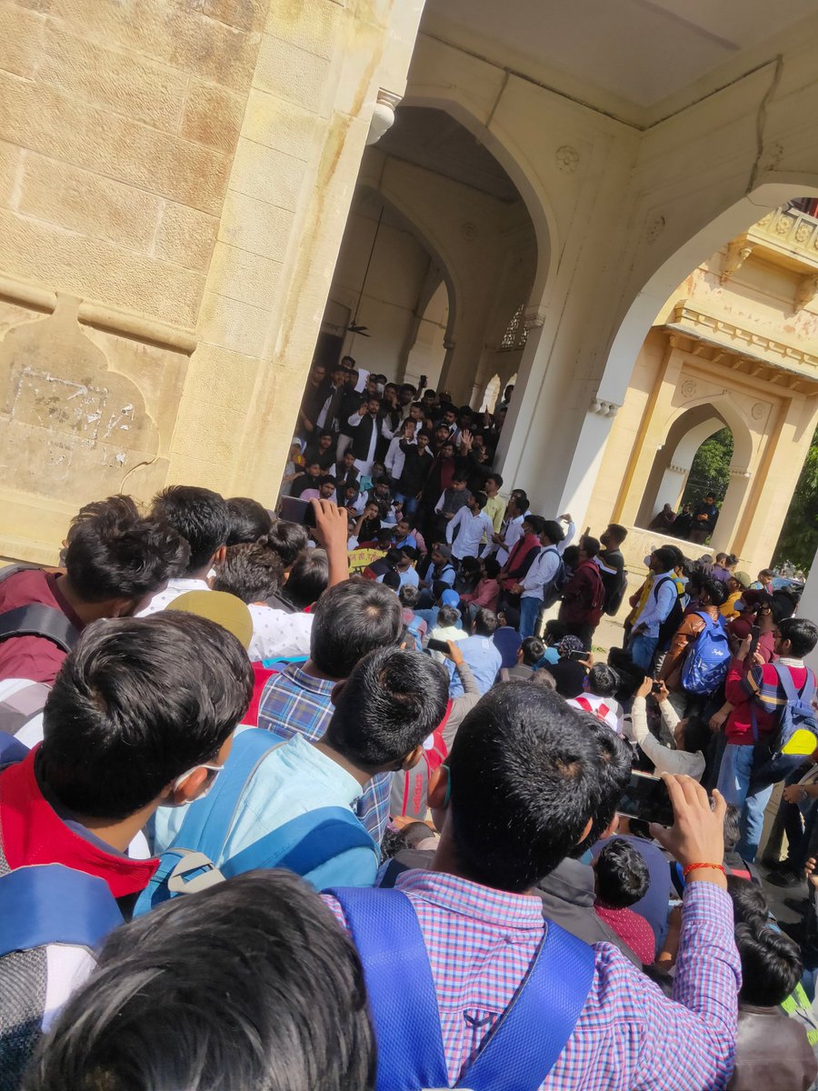raftaarup's tweet photo. #AuMangeOnlineExam 
@ugc_india 
@UoA_Official 
#AuMangeOnlineExam
इलाहाबाद विश्वविद्यालय प्रशासन होश में आओ 💪 https://t.co/dDOZBkHLlw