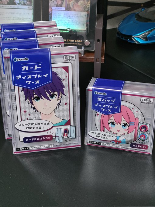 まずは缶バッジディスプレイケース
上に引き抜くスライド式で53mmのスクエア缶バッジでこんなもんかな
75mmだと明らかに入らないし隙間が気になるのが難点か 