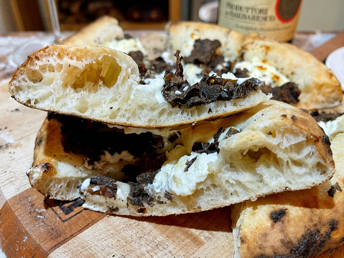 Homemade #pizza bianca al tartufo nero &amp; Produttori del Barbaresco 1987. 48 hours fermentation (cold &amp; warm), 60% hydration