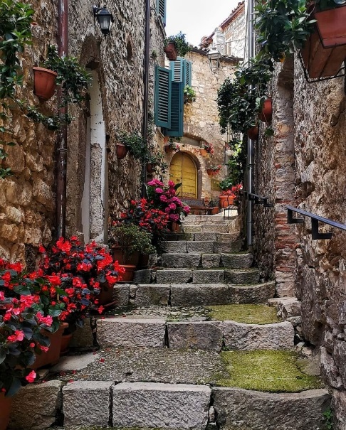 visit_lazio's tweet photo. Buona giornata da #CastroDeiVolsci, il balcone della Ciociaria. 
Sapete che qui nacque il grande Nino Manfredi? Sorge nel punto che un tempo era il confine tra Stato Pontificio e Regno di Napoli 

📸 @annalugiangregorio

#FaiUnSaltoNelLazio #RiparTIAMOlazio #LazioIsMe https://t.co/6clWM279bG