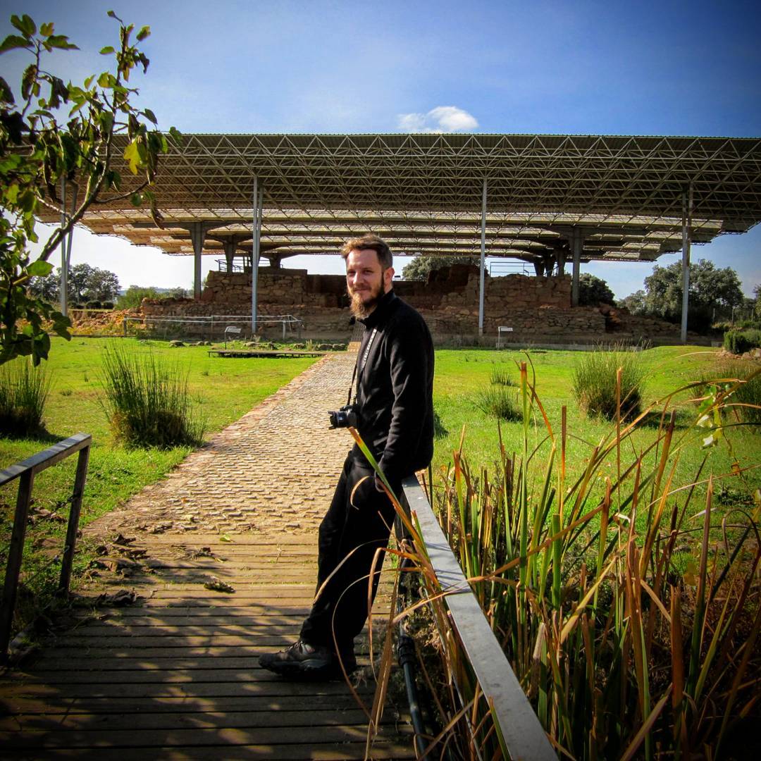 Os saludamos desde el #YacimientoArqueológico de #CanchoRoano, en #ZalameadelaSerena (#Badajoz). Paramos a disfrutar de este conjunto aprovechando nuestro viaje hasta una nueva localización que incluiremos proximamente en el blog. #Extremadura