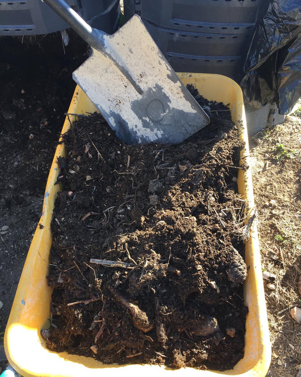 consorcio_crea's tweet photo. El IES la Creueta de #Onil ya ha comenzado a utilizar en su huerto educativo el compost obtenido mediante el servicio #CreaCompost 🌱
Cerramos el círculo, educamos para el futuro. ¡Enhorabuena! 👏
📸 Fotografías de @AgroforestalesO https://t.co/NtD5AQ5nRe
