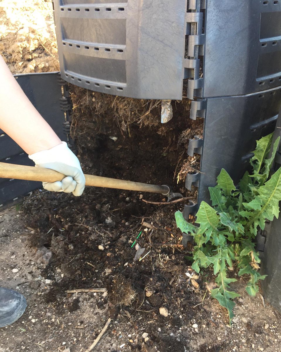 consorcio_crea's tweet photo. El IES la Creueta de #Onil ya ha comenzado a utilizar en su huerto educativo el compost obtenido mediante el servicio #CreaCompost 🌱
Cerramos el círculo, educamos para el futuro. ¡Enhorabuena! 👏
📸 Fotografías de @AgroforestalesO https://t.co/NtD5AQ5nRe