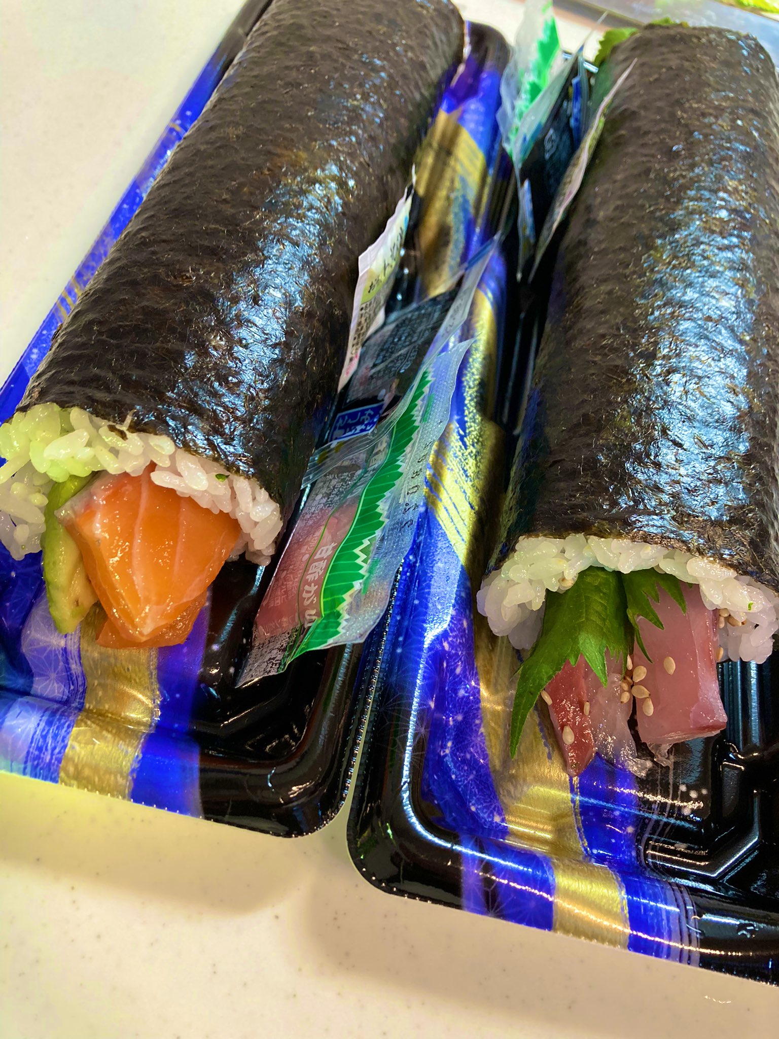 Kumiekubo 今日はハッピーテラダにてにぎりと巻き寿司を買いました ハッピーテラダはマジで安い なのに大きい ハッピーテラダ にぎり 巻き寿司 サーモンの握り ブリの巻き寿司 アトランティックサーモンのにぎり 安いスーパー