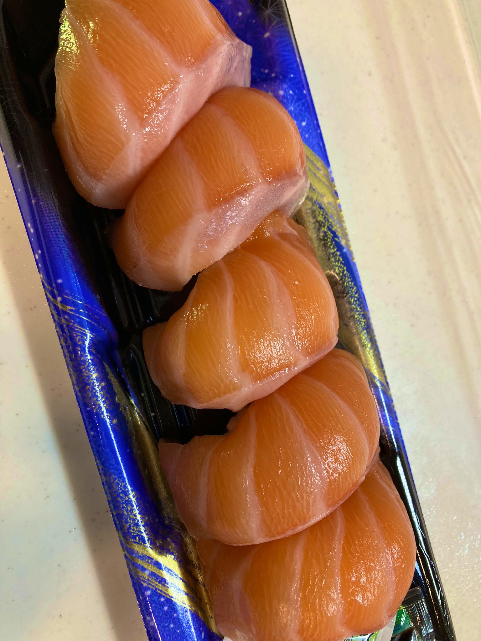 Kumiekubo 今日はハッピーテラダにてにぎりと巻き寿司を買いました ハッピーテラダはマジで安い なのに大きい ハッピーテラダ にぎり 巻き寿司 サーモンの握り ブリの巻き寿司 アトランティックサーモンのにぎり 安いスーパー