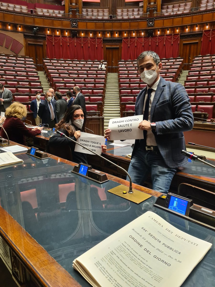 RaphaelRaduzzi's tweet photo. Stiamo occupando i banchi del governo per evitare l'ennesima fiducia sul decreto supergreen pass https://t.co/r3sUnK1M50