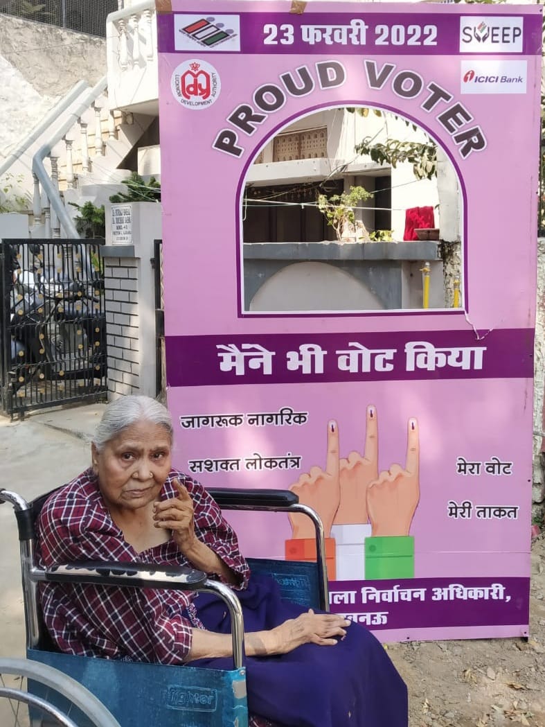 ceoup's tweet photo. उत्तर प्रदेश विधानसभा सामान्य निर्वाचन-2022
'चलो सखी वोट करें हम...'
चतुर्थ चरण के अंतर्गत मतदान केंद्रों पर प्रदेश की बहन-बेटियां उत्साह के साथ पहुंच रहीं हैं और अपना मत देकर लोकतंत्र के प्रति कर्तव्य निभा रही हैं।
#ECI
#AssemblyElections2022
#GoVote
#GoVoteUP_Phase4 https://t.co/6DWFUsjgWK
