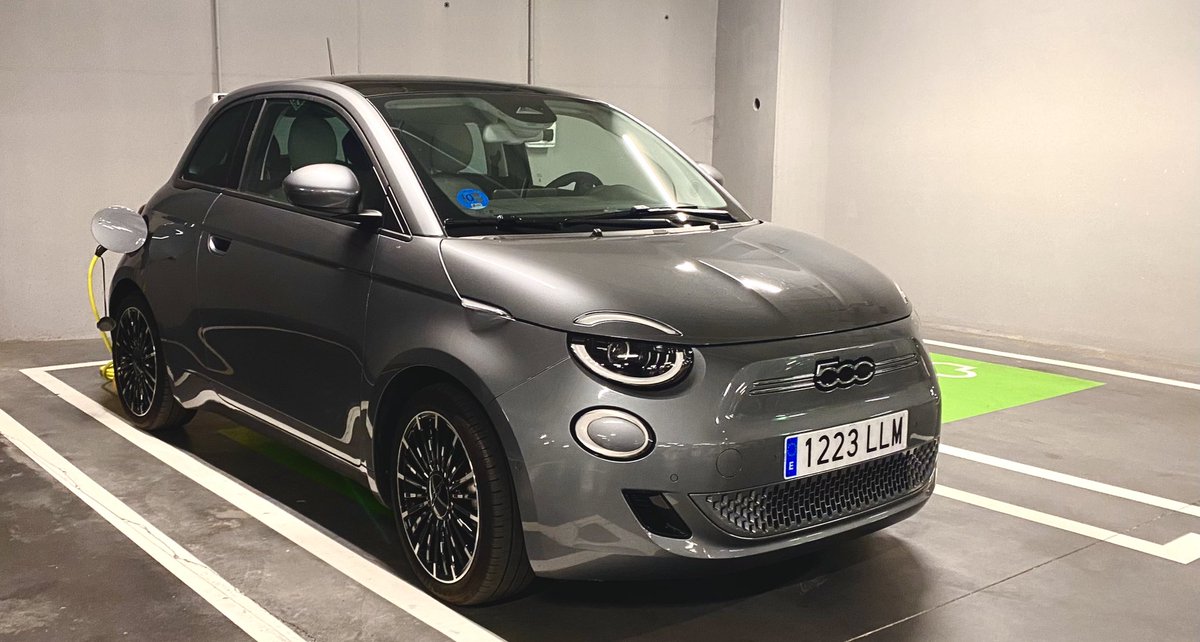 Estamos probando esta preciosidad de <a href="/Fiat_es/">Fiat España</a> 500e, con una autonomía de entorno a los 200 kms y con 120 CV 😈😈😈
Lo siento pero solo le falta un escape deportivo.., me esta enamorando!!!!! 😍😍🇮🇹🇮🇹<a href="/infoblogmotor/">Infoblogmotor.com</a> #eco #Fiat  #fiat500 #ElectricVehicle #infoblogmotor