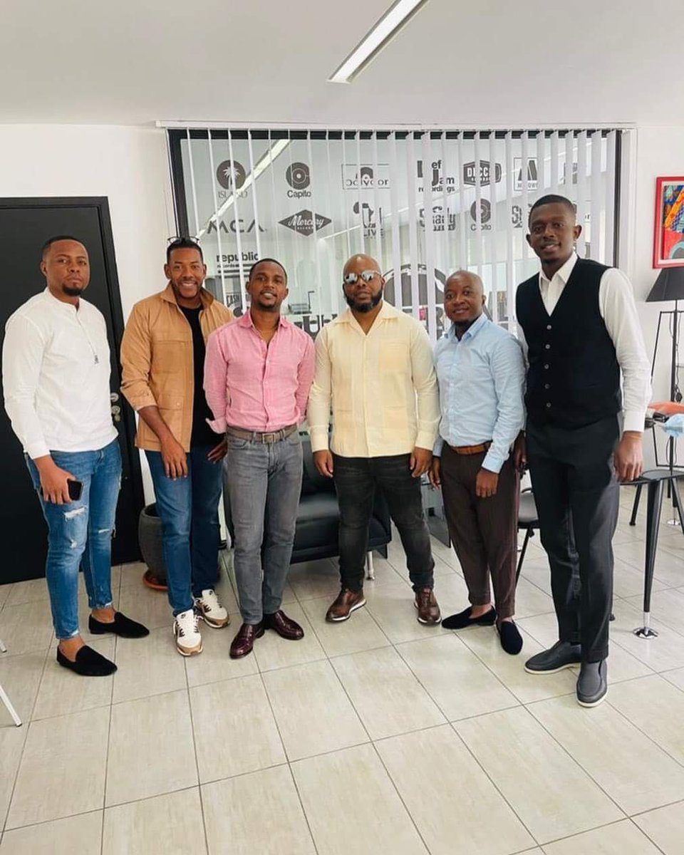 237Showbiz's tweet photo. Cameroon's newest music star #DavidEtoo passed at Universal Music Africa's main office in Abidjan,Ivory Coast .
He had a fruitful meeting with the UMA Team as they spoke on how to make David Eto'o a huge musical name in the Industry
#237Showbiz #WeYamo #Cameroon https://t.co/6v6Ni28uBk