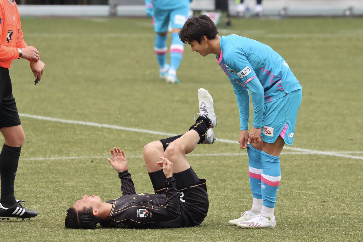 bz_178tak257's tweet photo. 荒野拓馬選手が傷んで倒れてるところに心配して近寄っていった元同僚の中野嘉大選手
と思ったら荒野を知るヨシくんは笑ってた https://t.co/mtTELOggf4