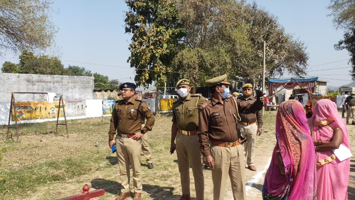 bandapolice's tweet photo. #bandapolice #AssemblyElections2022 के लिए प्रचलित मतदान प्रक्रिया को निष्पक्ष,भयमुक्त, सकुशल व शान्तिपूर्ण सम्पन्न कराए जाने हेतु #SPbanda द्वारा मय पुलिस बल के साथ मतदान केन्द्रों/बूथों का निरीक्षण/भ्रमण कर लिया जा रहा सुरक्षा-व्यवस्था का जायजा।
#GoVoteUP_Phase4
#GoVote https://t.co/6dQm8xBA5O