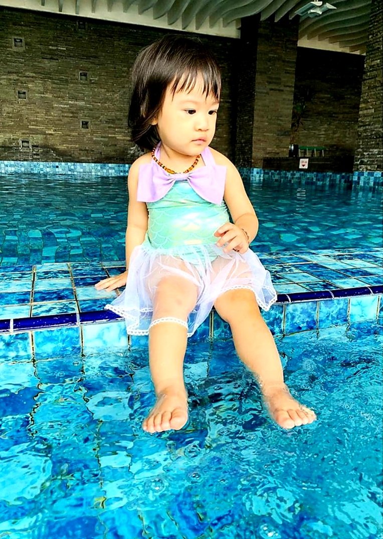 Aktivitas berenang yang disukai oleh anak akan membuat hati dan jiwa mereka bersemangat.
Selain itu berenang memiliki nilai pendidikannya, mental, moral, dan fisik. 

Terima kasih untuk @yennysalim