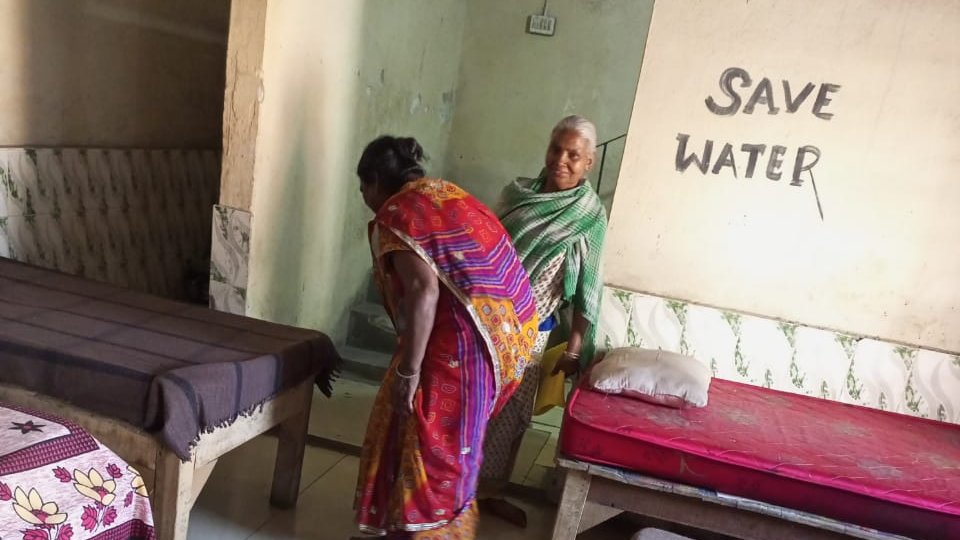 SafeApproachNGO's tweet photo. झारखण्ड रेस्क्यू बेघर लोगो को शेल्टर होम में रहने  की वाव्स्था दी और उनको खाना खिलाया गया और  बिस्तर की वाव्स्था दी  | क्योंकि दोस्तों जो गरीब लोग होते हैं वह कोई भी काम करने के लिए तैयार हो जाते हैं या फिर आज अपनी गरीबी और लाचारी की वजह से वह भूखे भी मरते हैं |
#Jharkhand https://t.co/Eabk0Sw7MB